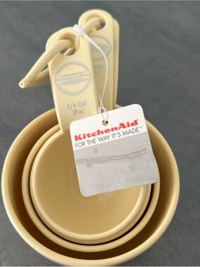 New VTG 2001 KitchenAid Pale Yellow Nesting Plastic Measuring Cups Set Of Four